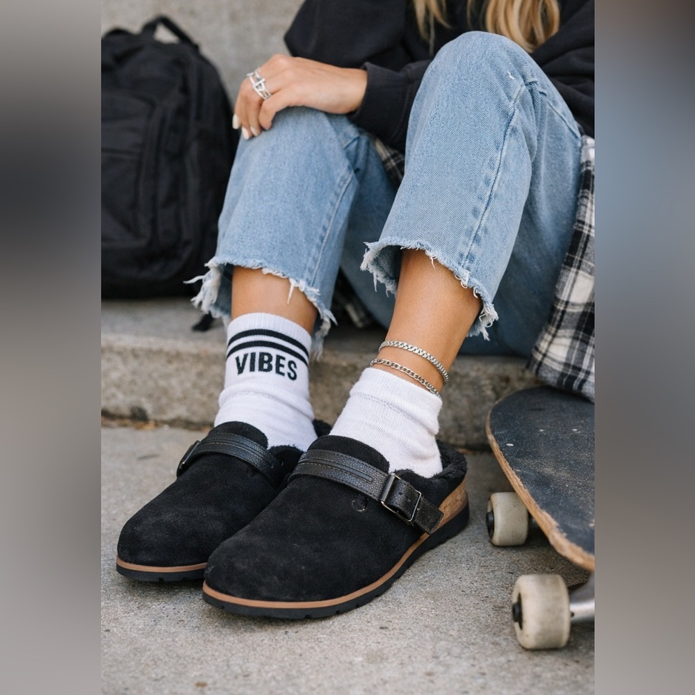 Clarks Collection Size 9 Black Suede Mule Clog Slippers Faux Fur Lined